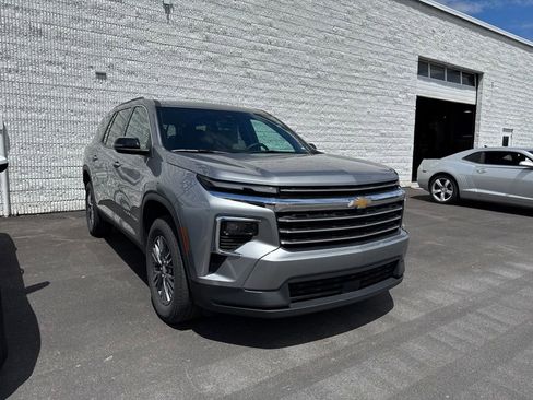Used 2026 Chevrolet Traverse LT AWD/4WD image 2