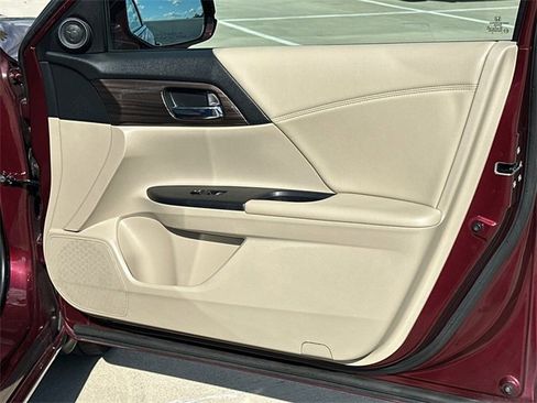 Used 2017 Honda Accord SE image 13