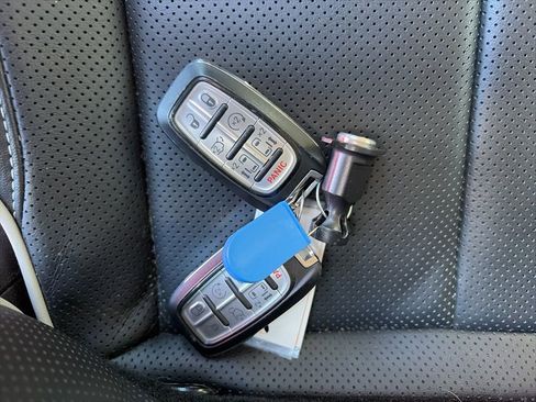 Used 2023 Chrysler Pacifica Limited FWD image 10