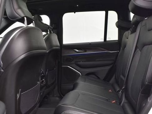 Used 2023 Jeep Grand Cherokee Overland w/ Luxury Tech Group IV AWD/4WD image 8