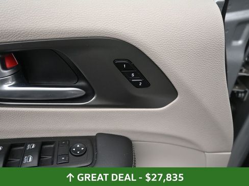 Used 2024 Chrysler Pacifica Touring-L image 35