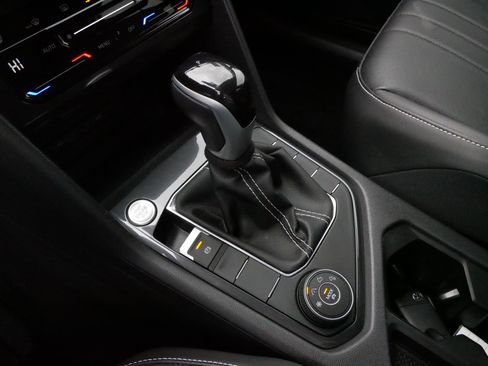 Certified 2024 Volkswagen Tiguan SE w/ Panoramic Sunroof Package image 24