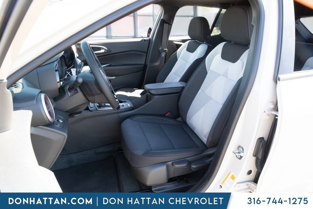 New 2026 Chevrolet Trax RS w/ Sunroof Package FWD image 17