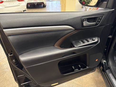 Used 2019 Toyota Highlander Limited Platinum image 49