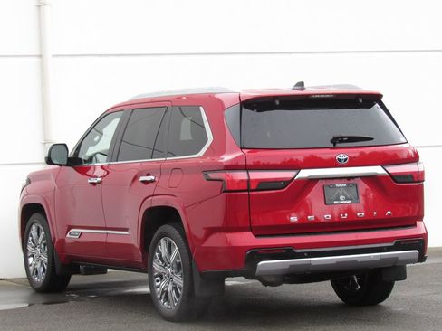 Used 2024 Toyota Sequoia Platinum AWD/4WD image 5