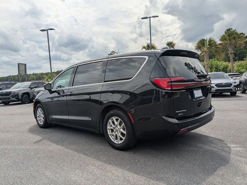 Used 2023 Chrysler Pacifica Touring-L FWD image 6