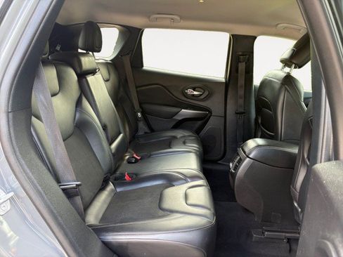 Used 2021 Jeep Cherokee Latitude Plus AWD/4WD image 6
