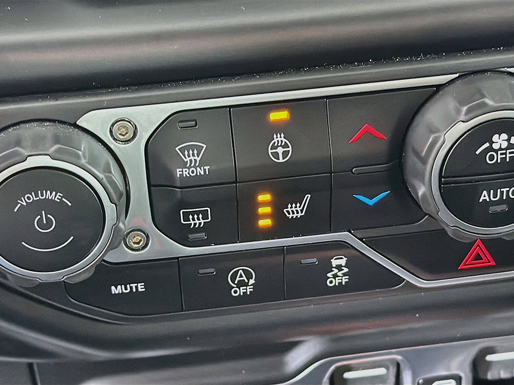 Used 2023 Jeep Wrangler Unlimited Sahara AWD/4WD image 39