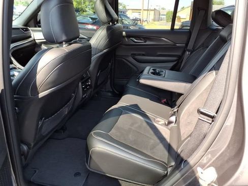 Used 2023 Jeep Grand Cherokee Altitude AWD/4WD image 7