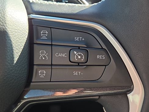 Used 2023 Jeep Grand Cherokee Altitude image 21