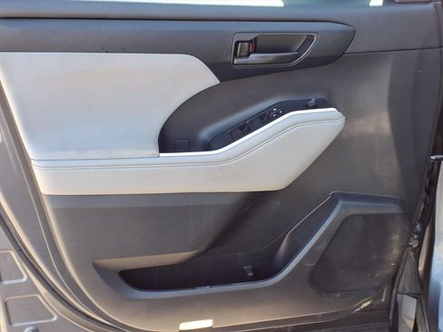 Used 2022 Toyota Highlander LE image 21