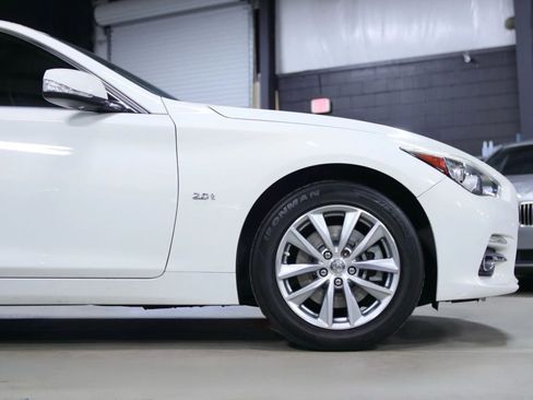 Used 2017 INFINITI Q50 2.0t w/ Moonroof Package RWD image 9