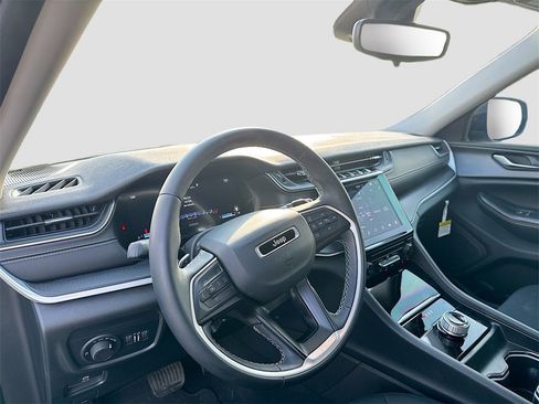 Used 2024 Jeep Grand Cherokee L Laredo image 11