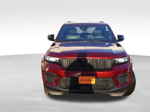 Certified 2025 Jeep Grand Cherokee Altitude image 12