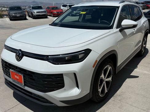 Certified 2025 Volkswagen Tiguan SE FWD image 3