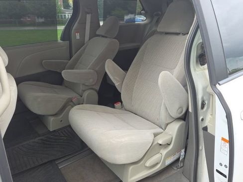 Used 2018 Toyota Sienna LE AWD/4WD image 10