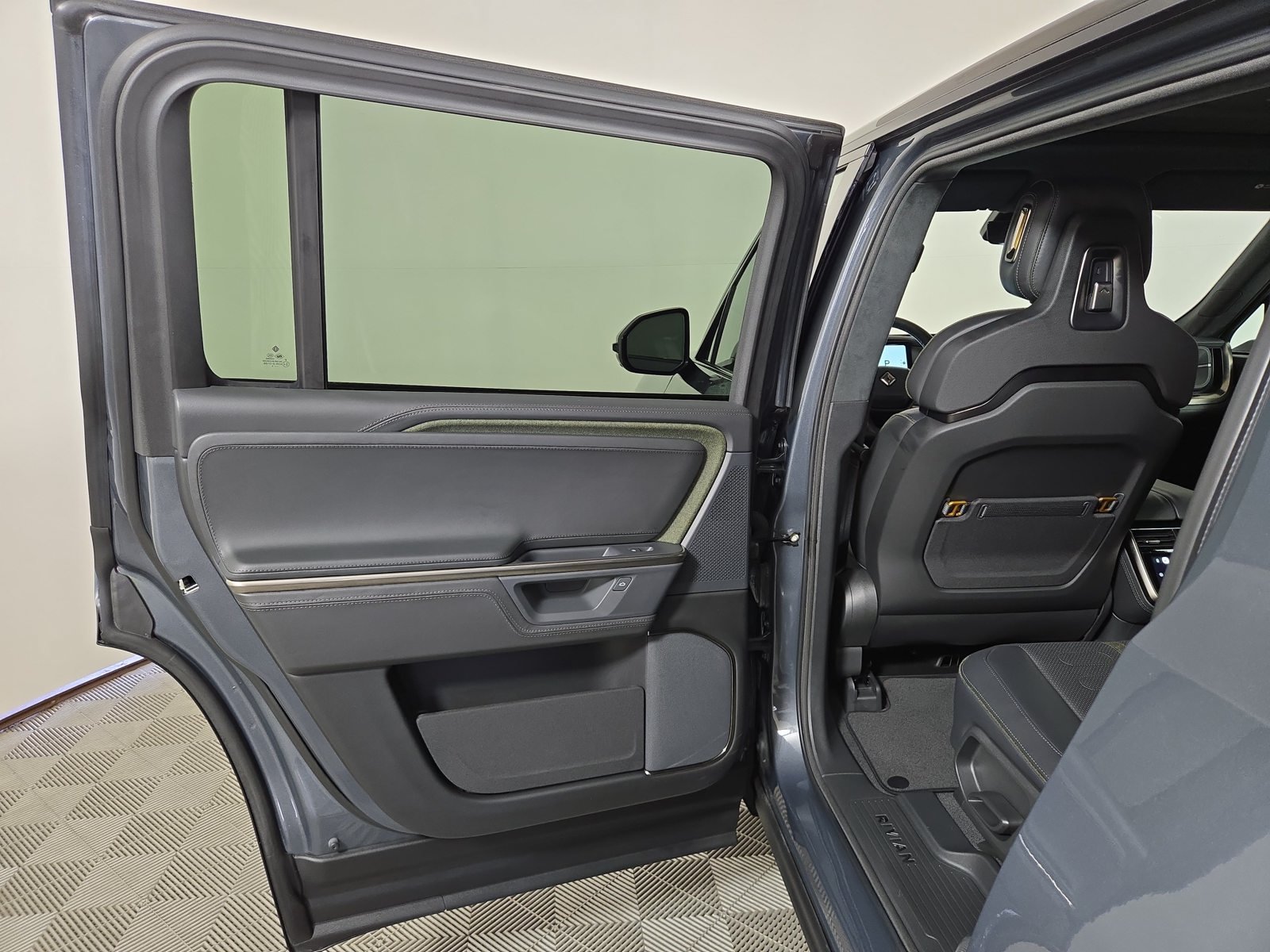 Used 2025 Rivian R1S Adventure Dual AWD/4WD image 17