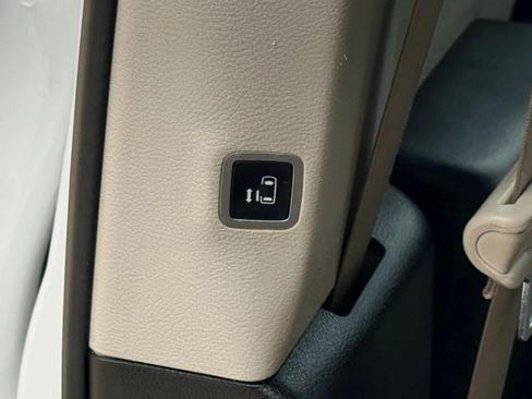 Used 2018 Chrysler Pacifica Limited FWD image 21