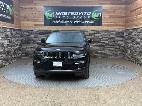 Used 2023 Jeep Grand Cherokee Limited w/ Luxury Tech Group II image 3