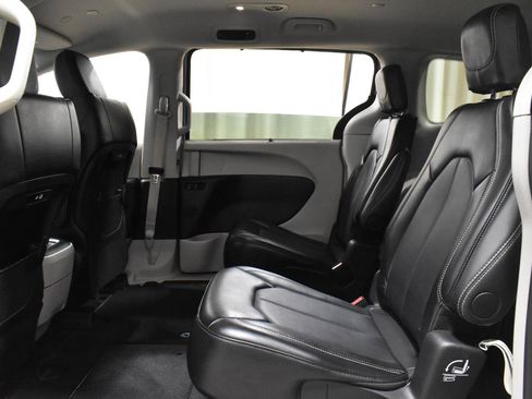 Used 2024 Chrysler Pacifica Touring-L FWD image 5