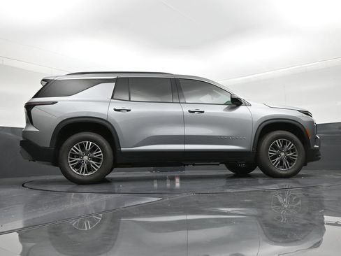 Used 2026 Chevrolet Traverse LT FWD image 25
