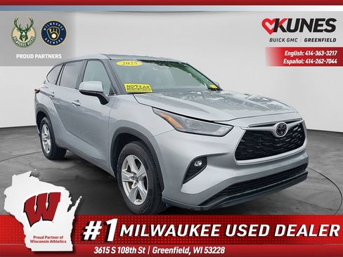Used 2025 Toyota Highlander LE FWD image 1