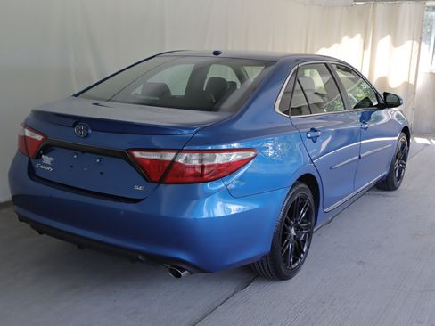 Used 2017 Toyota Camry SE w/ Moonroof Package FWD image 7