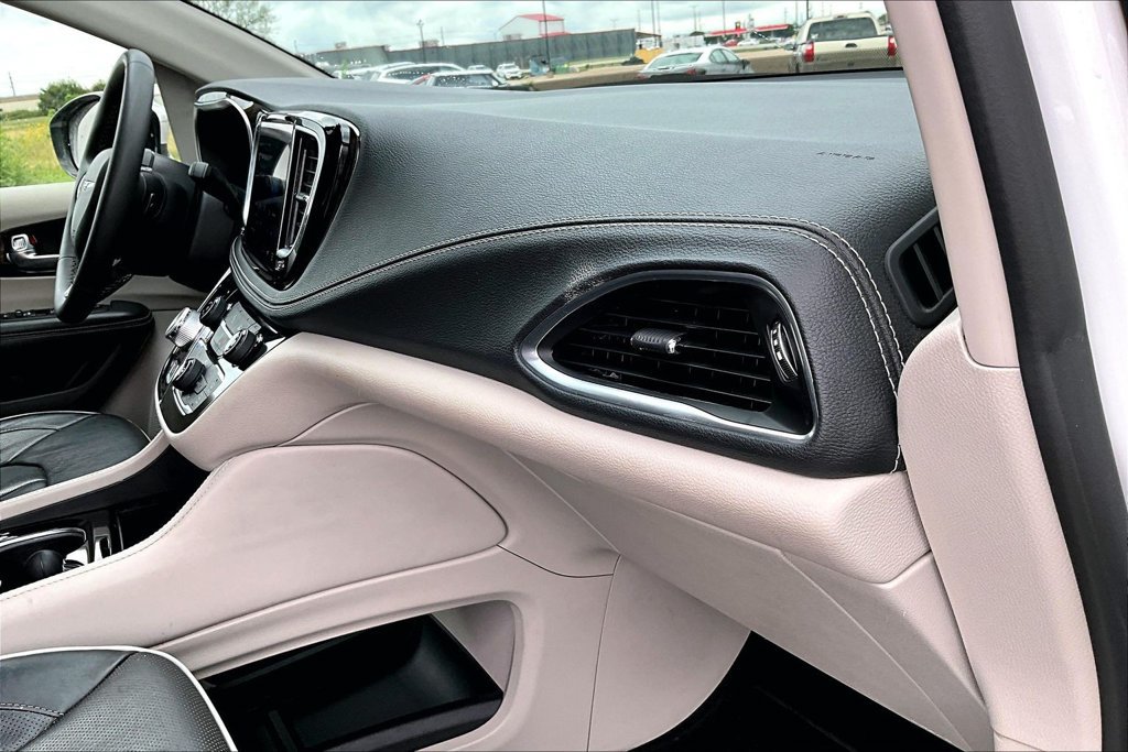 Used 2023 Chrysler Pacifica Limited FWD image 15