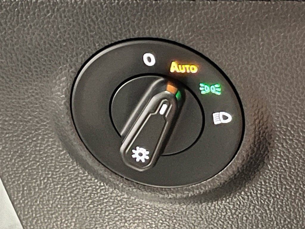 Used 2023 Volkswagen Taos SE w/ Panoramic Sunroof Package FWD image 18