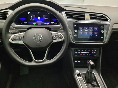 Used 2023 Volkswagen Tiguan SE w/ Panoramic Sunroof Package FWD image 22