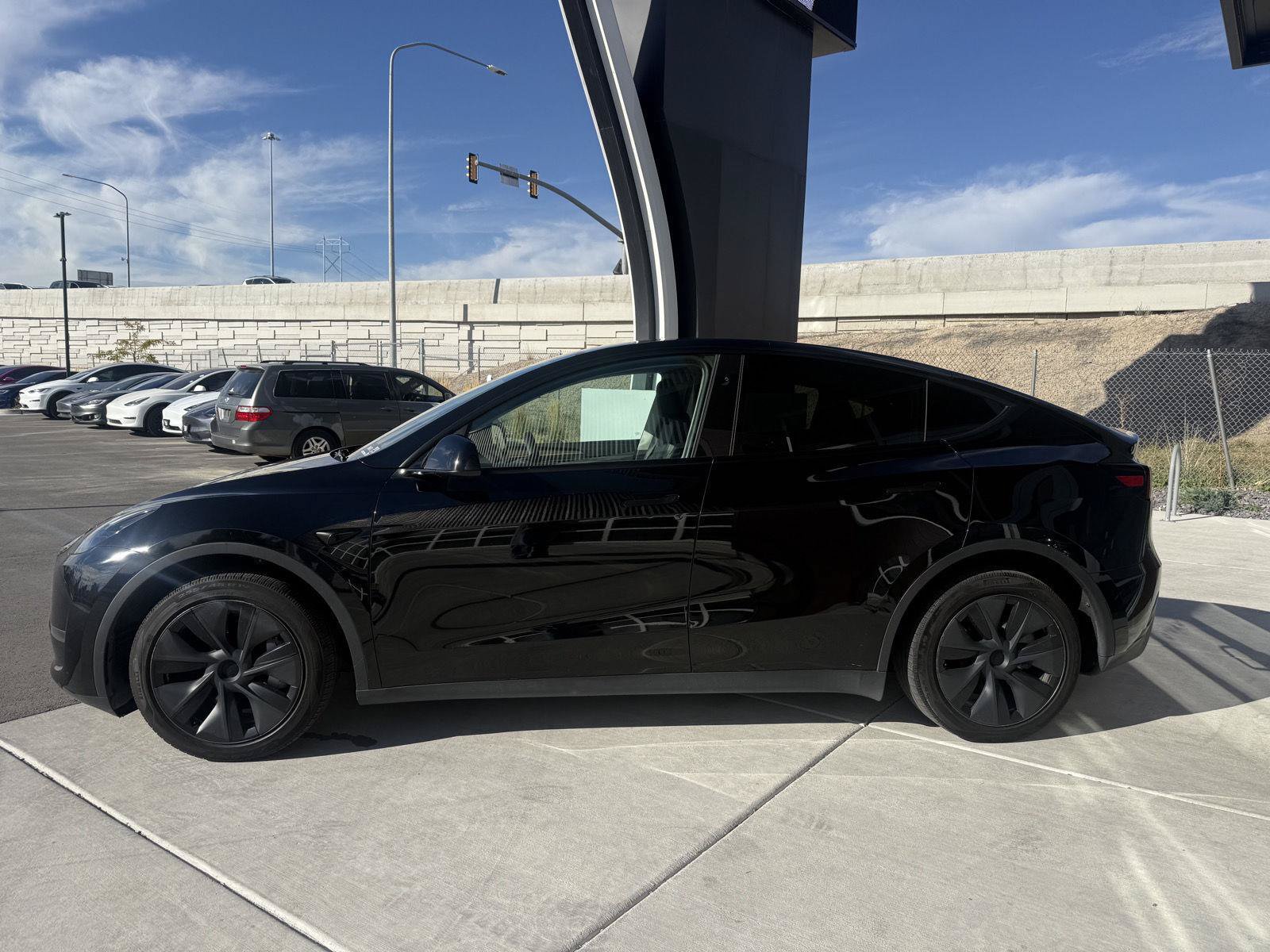 Used 2024 Tesla Model Y Long Range AWD/4WD image 5