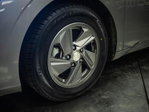 Used 2025 Hyundai Elantra SE FWD image 3