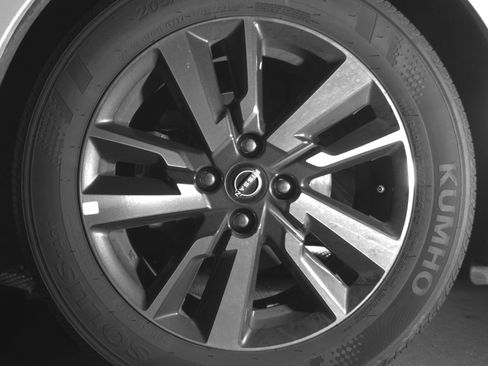 Used 2025 Nissan Versa SV FWD image 12