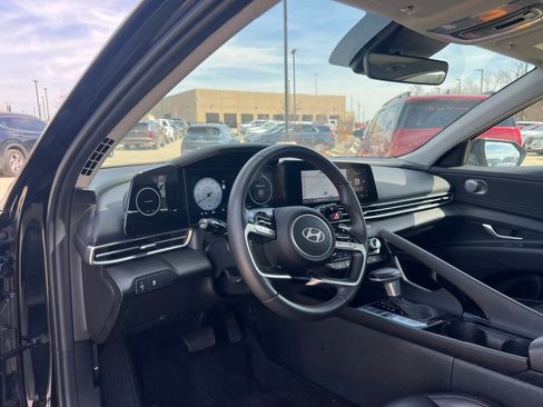 Used 2025 Hyundai Elantra Limited image 22