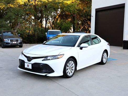 Used 2020 Toyota Camry LE image 3