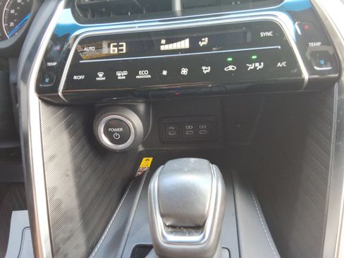 Used 2023 Toyota Venza XLE AWD/4WD image 17