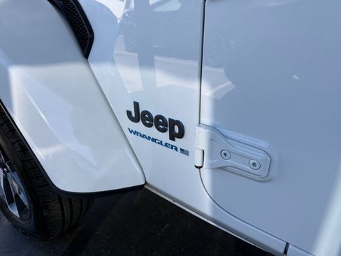 Used 2024 Jeep Wrangler Unlimited AWD/4WD image 18