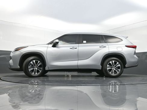 Used 2023 Toyota Highlander XLE image 28