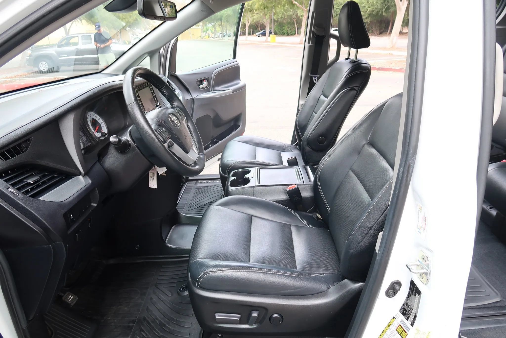 Used 2018 Toyota Sienna SE w/ Carpet Mat Package FWD image 12