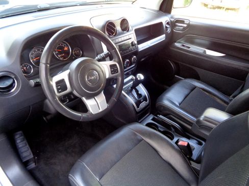 Used 2016 Jeep Compass Latitude image 2