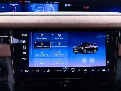 Used 2025 Lincoln Navigator Reserve AWD/4WD image 9