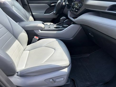 Used 2023 Toyota Highlander XLE FWD image 14