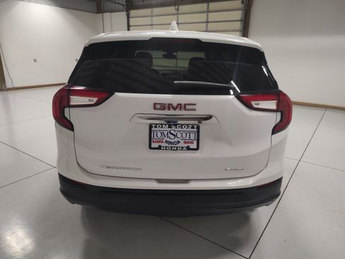 Used 2024 GMC Terrain SLE AWD/4WD image 11