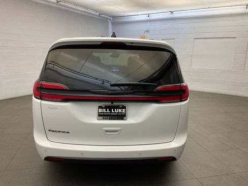 New 2026 Chrysler Pacifica Select FWD image 4