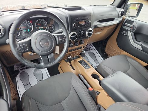 Used 2017 Jeep Wrangler Unlimited Sahara w/ Connectivity Group image 32