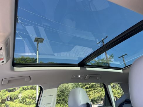 Used 2023 Volkswagen Taos SE w/ Panoramic Sunroof Package FWD image 24