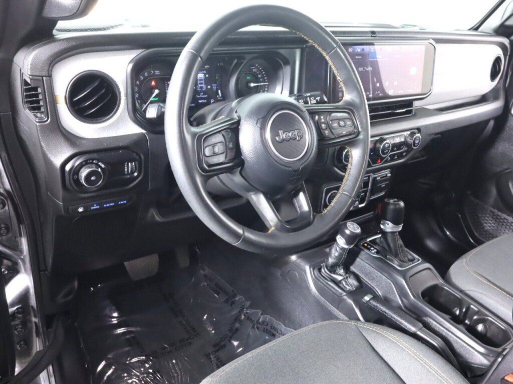 Used 2024 Jeep Wrangler Unlimited w/ Convenience Group AWD/4WD image 9
