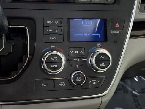 Used 2018 Toyota Sienna XLE Premium FWD image 21