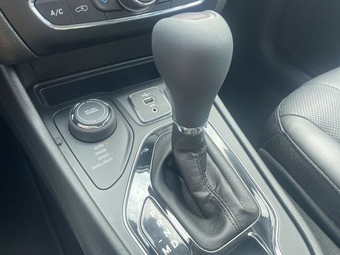 Used 2019 Jeep Cherokee Limited AWD/4WD image 33