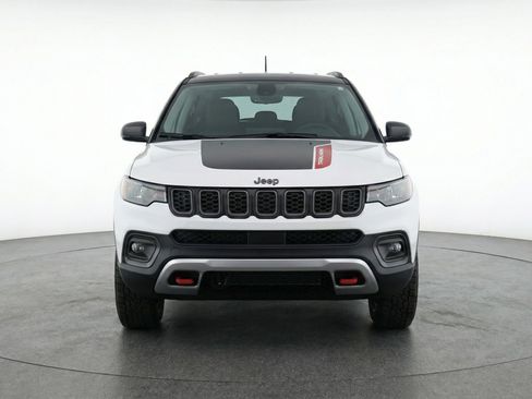 Used 2025 Jeep Compass Trailhawk AWD/4WD image 2